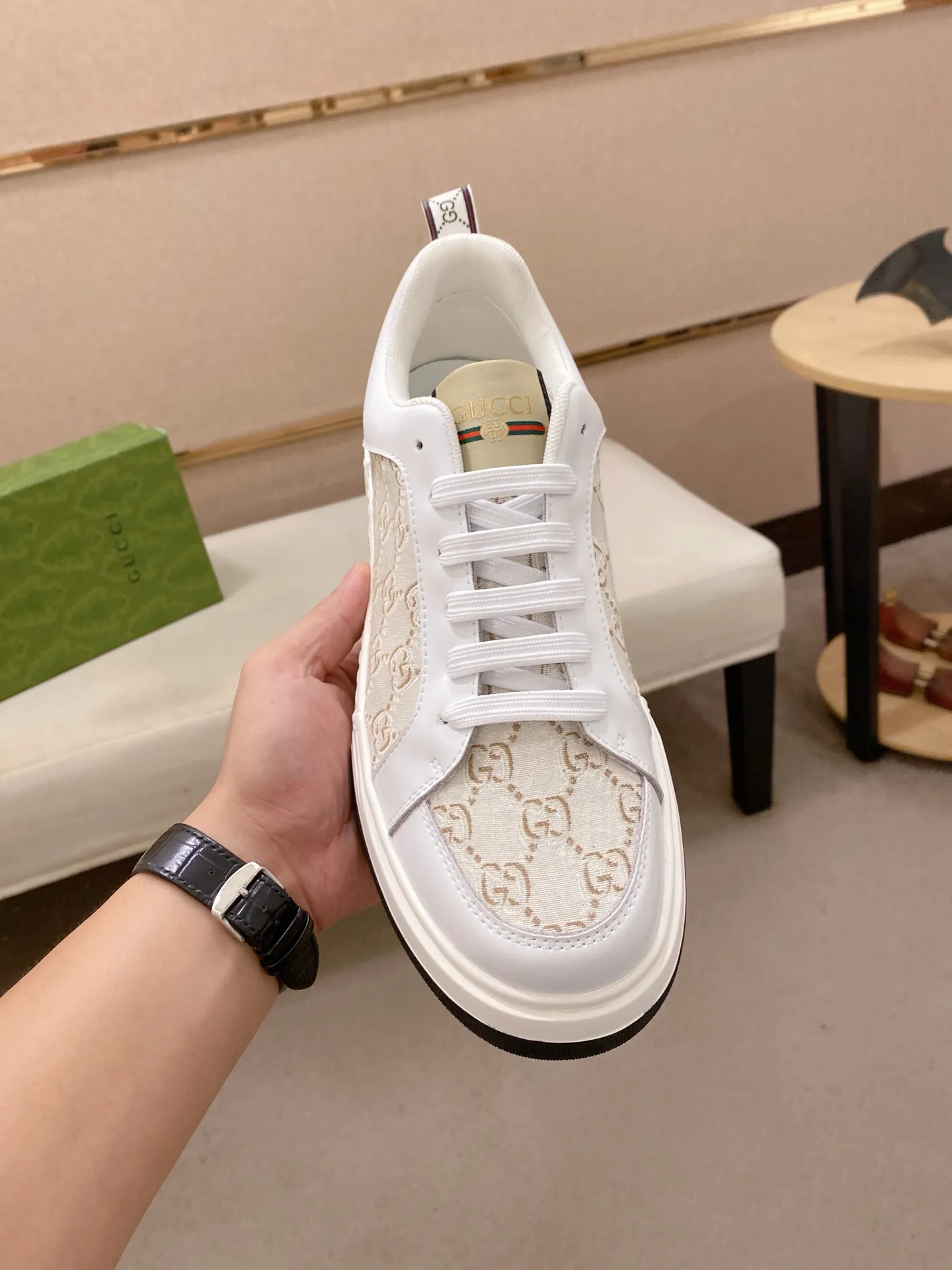 Men's shoes 💰 420 💰 High-quality new GUCCI counters are launched simultaneously. The new men's shoes, 😘fabrics are selected from imported cowhide, and the lining is sheepskin lining. 👍🏿 High-end ☄️ air-cushion molded anti-slip rubber outsole, exquisite lines, simple and elegant, comfortable and high-end for leisure travel. Code number: 38 to 44 (45 can be customized and cannot be returned or exchanged)